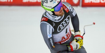 Jansrud tok seg til den tapede hånda rett etter målgang